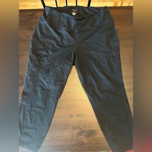 Torrid size 3 workout capris with pockets